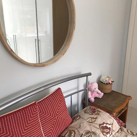 Cozy Double Bedroom In Stunning Bungalow On River Thames - Near Thorpe Park/Royal Holloway University/20Mins From Heathrow Staines-upon-Thames Ngoại thất bức ảnh