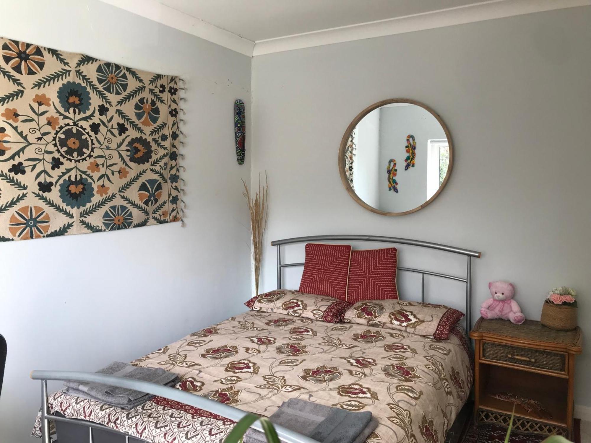 Cozy Double Bedroom In Stunning Bungalow On River Thames - Near Thorpe Park/Royal Holloway University/20Mins From Heathrow Staines-upon-Thames Ngoại thất bức ảnh