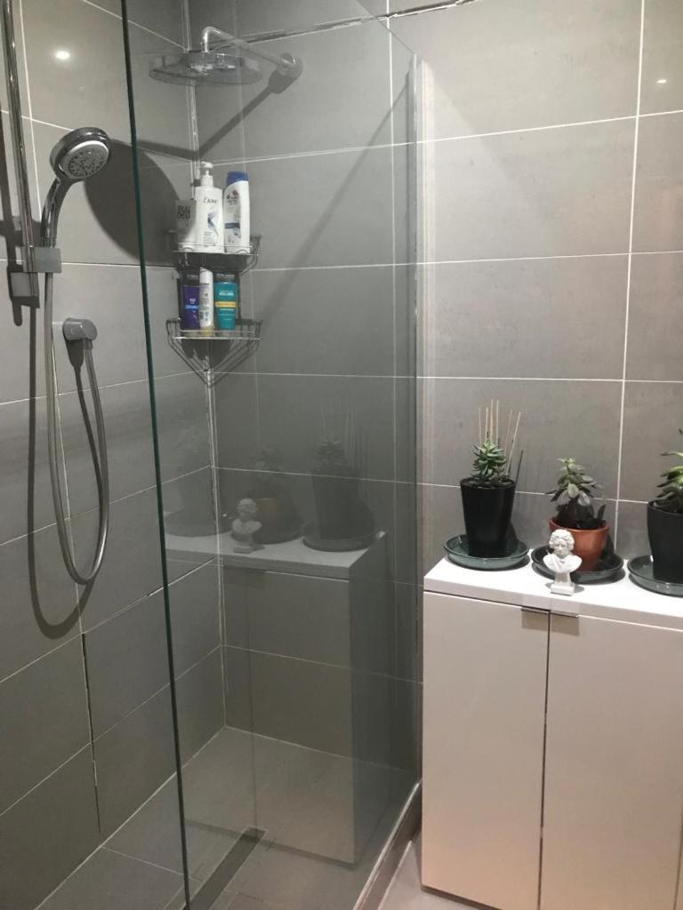 Cozy Double Bedroom In Stunning Bungalow On River Thames - Near Thorpe Park/Royal Holloway University/20Mins From Heathrow Staines-upon-Thames Ngoại thất bức ảnh