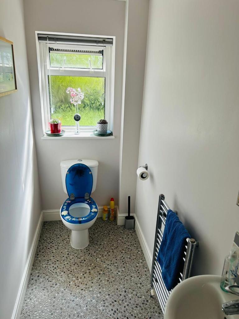 Cozy Double Bedroom In Stunning Bungalow On River Thames - Near Thorpe Park/Royal Holloway University/20Mins From Heathrow Staines-upon-Thames Ngoại thất bức ảnh