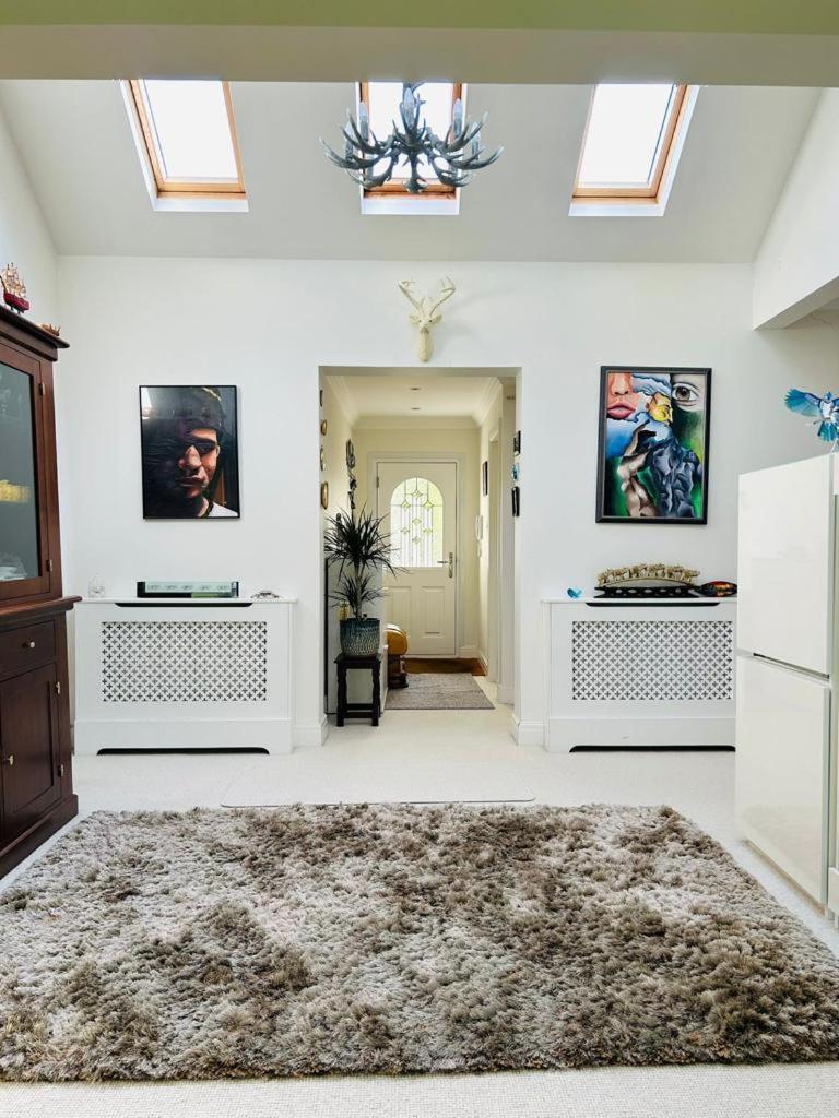 Cozy Double Bedroom In Stunning Bungalow On River Thames - Near Thorpe Park/Royal Holloway University/20Mins From Heathrow Staines-upon-Thames Ngoại thất bức ảnh