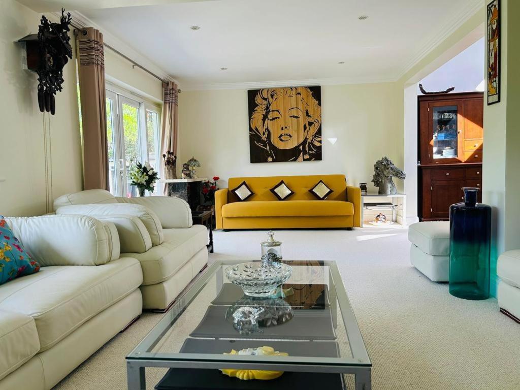 Cozy Double Bedroom In Stunning Bungalow On River Thames - Near Thorpe Park/Royal Holloway University/20Mins From Heathrow Staines-upon-Thames Ngoại thất bức ảnh