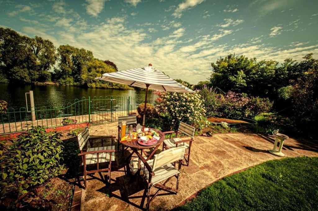Cozy Double Bedroom In Stunning Bungalow On River Thames - Near Thorpe Park/Royal Holloway University/20Mins From Heathrow Staines-upon-Thames Ngoại thất bức ảnh