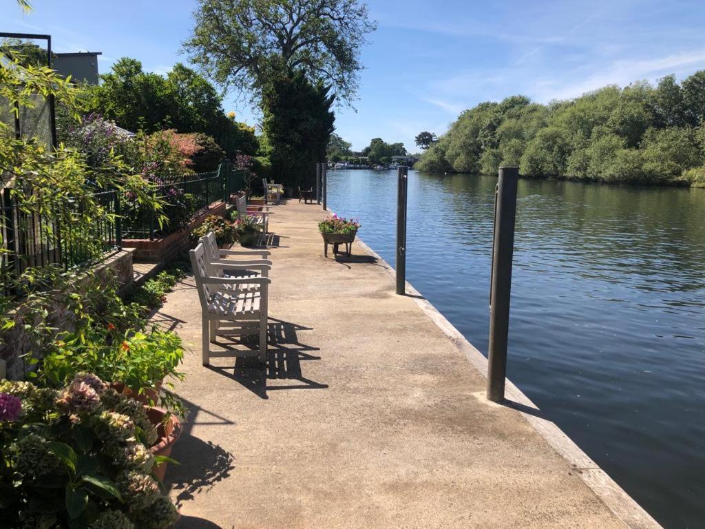 Cozy Double Bedroom In Stunning Bungalow On River Thames - Near Thorpe Park/Royal Holloway University/20Mins From Heathrow Staines-upon-Thames Ngoại thất bức ảnh