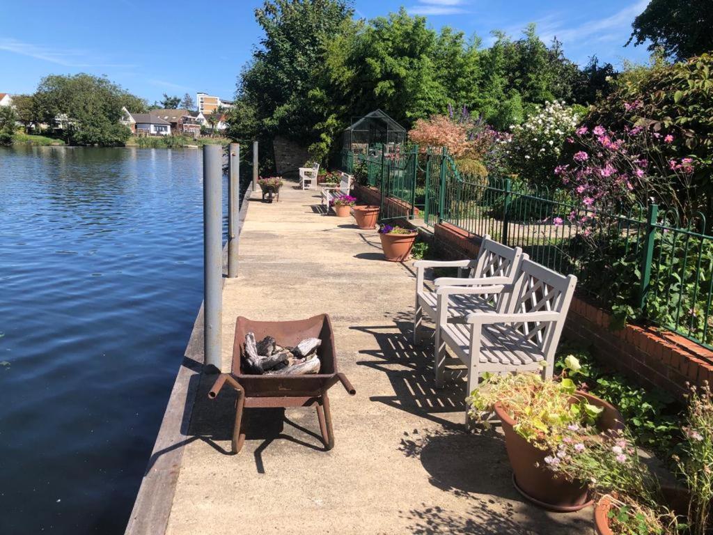 Cozy Double Bedroom In Stunning Bungalow On River Thames - Near Thorpe Park/Royal Holloway University/20Mins From Heathrow Staines-upon-Thames Ngoại thất bức ảnh