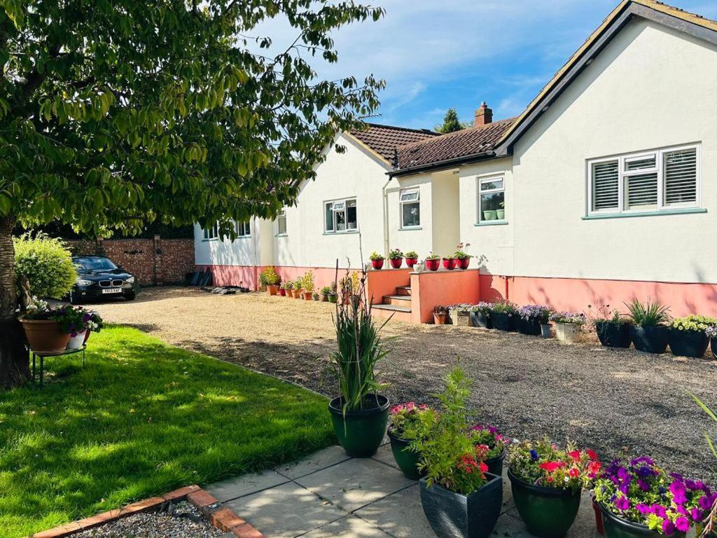 Cozy Double Bedroom In Stunning Bungalow On River Thames - Near Thorpe Park/Royal Holloway University/20Mins From Heathrow Staines-upon-Thames Ngoại thất bức ảnh