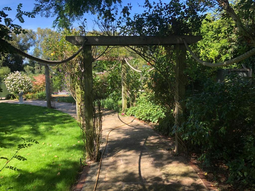 Cozy Double Bedroom In Stunning Bungalow On River Thames - Near Thorpe Park/Royal Holloway University/20Mins From Heathrow Staines-upon-Thames Ngoại thất bức ảnh