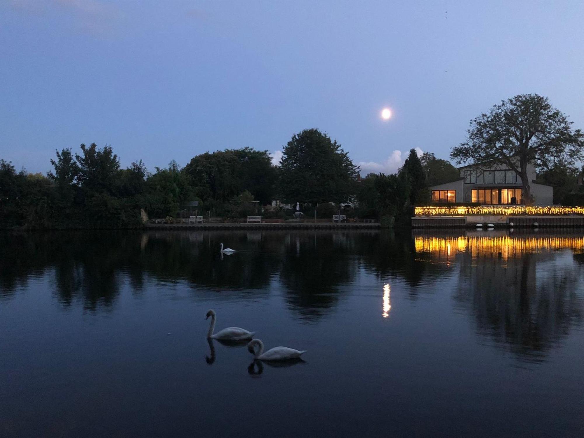 Cozy Double Bedroom In Stunning Bungalow On River Thames - Near Thorpe Park/Royal Holloway University/20Mins From Heathrow Staines-upon-Thames Ngoại thất bức ảnh